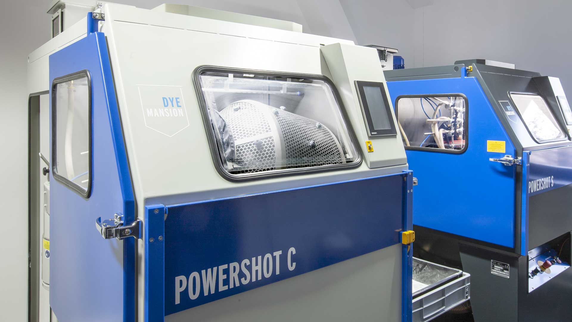 DyeMansion Powershot C - Strahlen mit Glasperlen zum Entpulvern von Bauteilen | W-3D GmbH & Co. KG