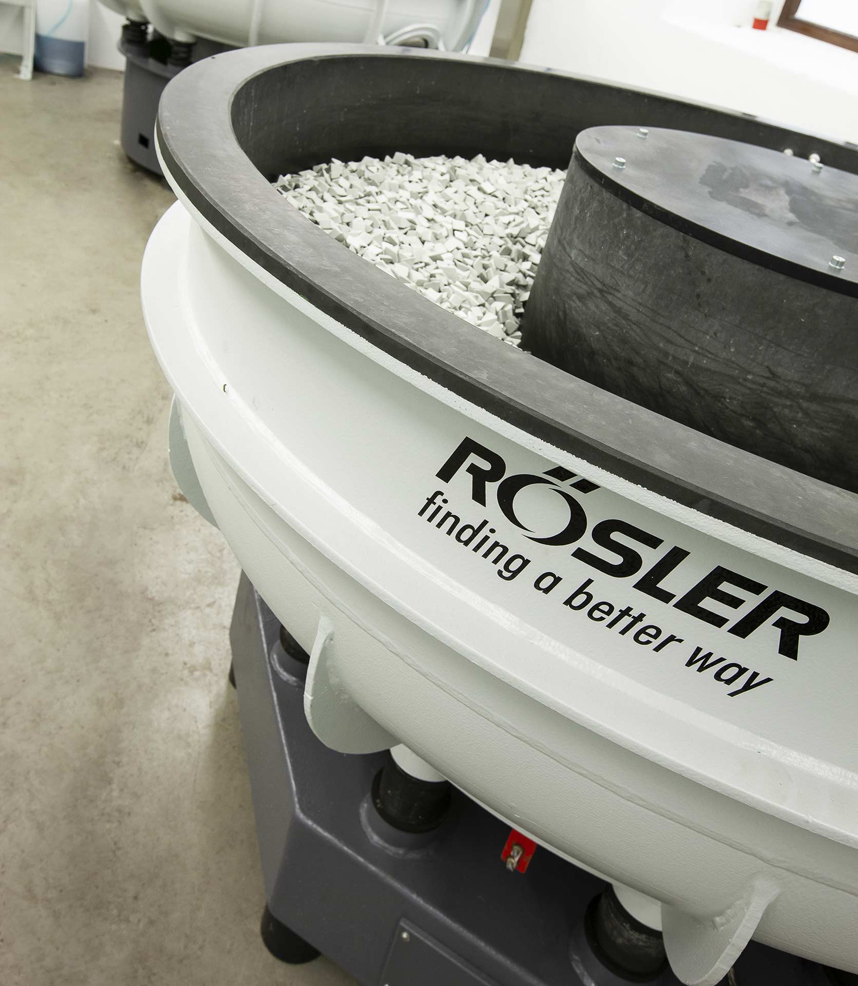 Rösler-Anlage R620 Die Rösler-Anlage R620 mit 1600 mm Durchmesser fasst rund 550 kg Schleifmedium | W-3D GmbH & Co. KG (Foto: Herbert Heim)