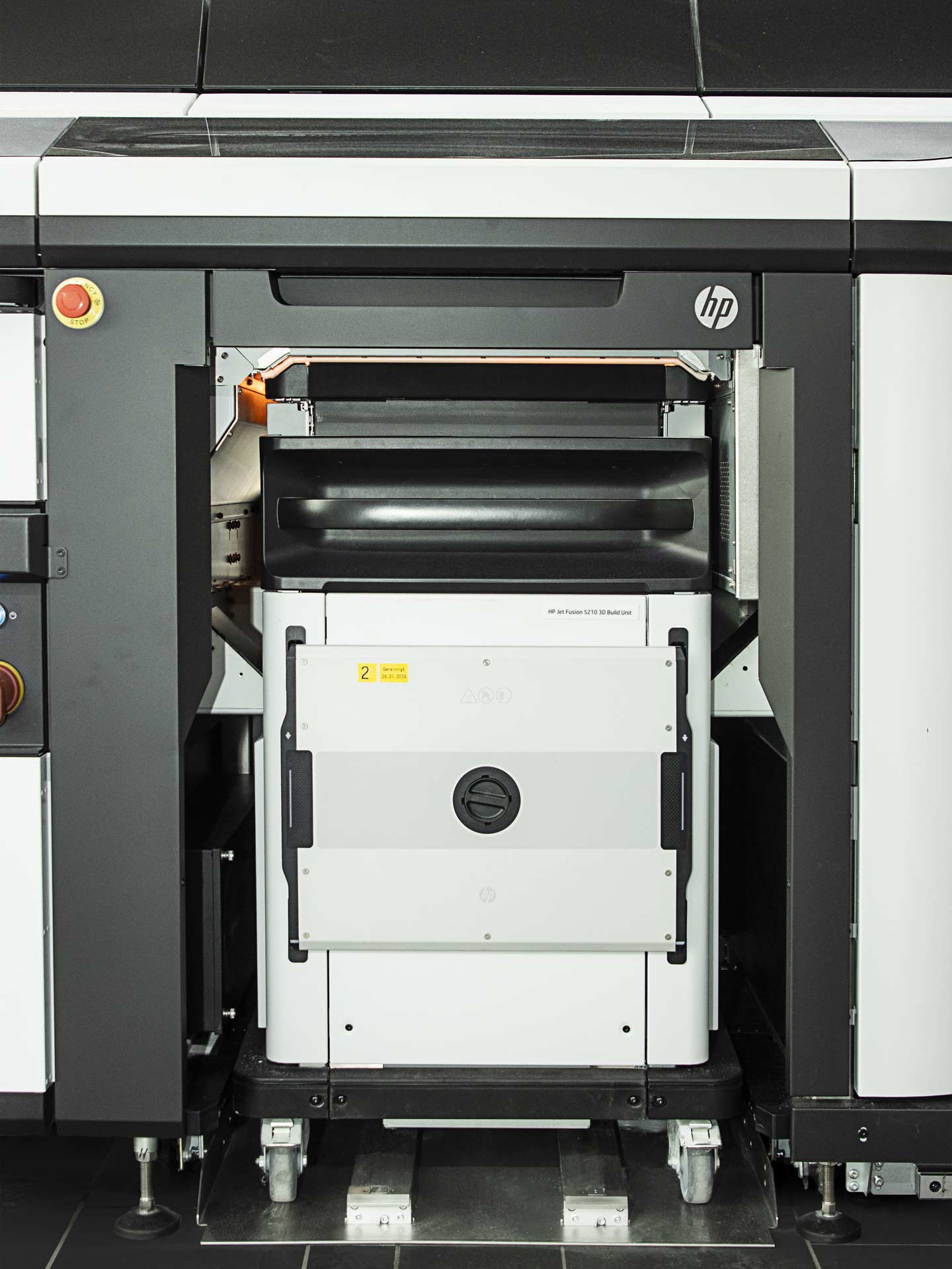 Multi Jet Fusion 5210 Build Unit Die Multi Jet Fusion 5210 Build Unit mit einem Bauraum von 380 x 284 x 380 mm | W-3D GmbH & Co. KG | Foto: Herbert Heim