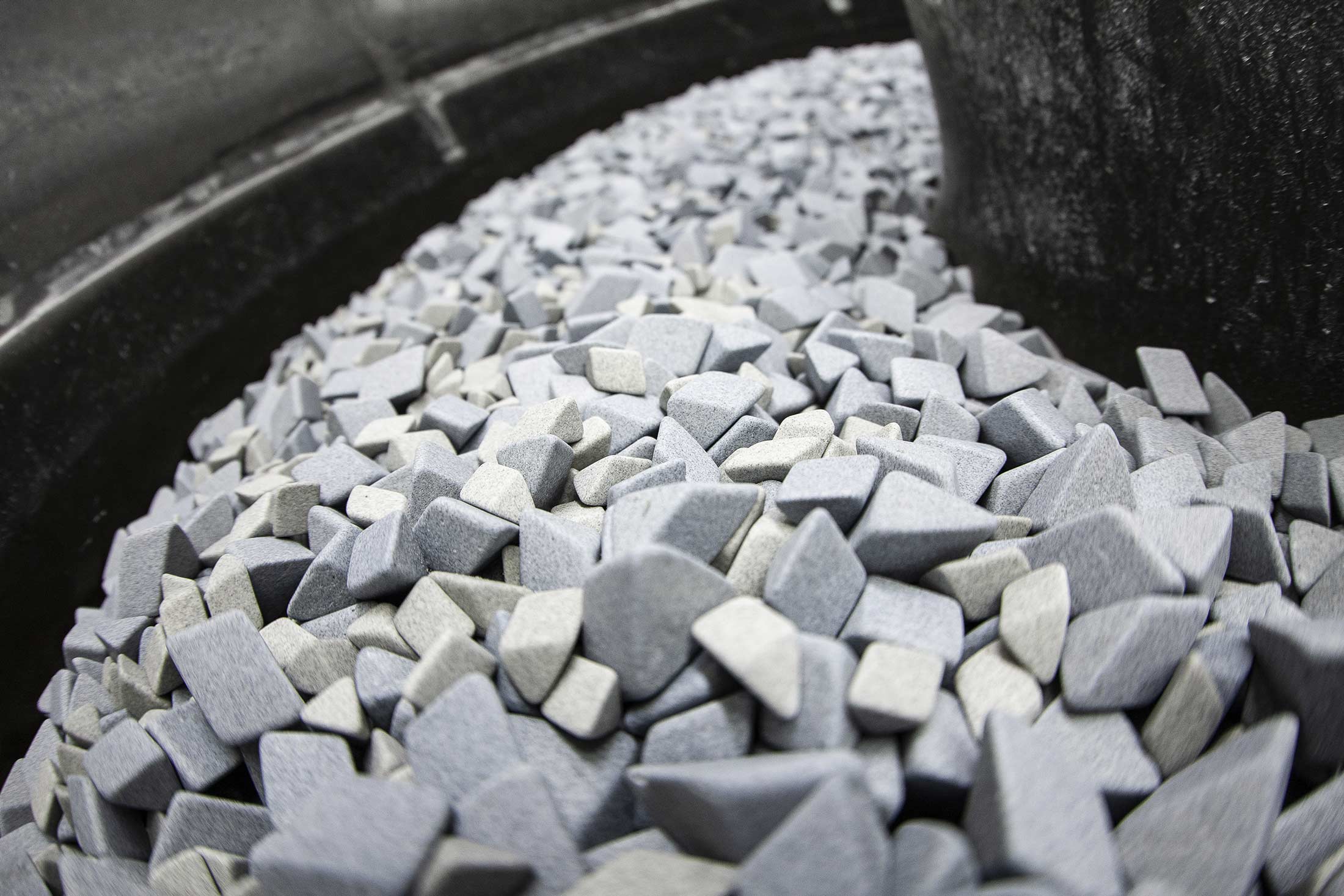 Trovalisier Schleifmittel (Kunststoff/Keramik)Schleifmittel Beim Gleitschleifen (Trovalisieren) werden je nach Anforderung verschiedene Schleifmittel kombiniert | W-3D GmbH & Co. KG (Foto: Herbert Heim)