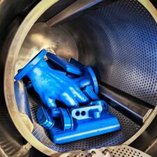 3D-gedruckte Teile in der Thies Minicolor Färbeanlage in der W-3D Fertigung | W-3D GmbH & Co. KG