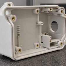 Medizinisches Produkt aus dem SLS-Drucker mit Einsatzgewinde (EOS Next P3) | W-3D GmbH & Co. KG